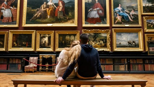 Paar vor Gemälden im Condé-Museum von Chantilly, Nordfrankreich. Copyright: CRTC Hauts-de-France - Teddy Henin