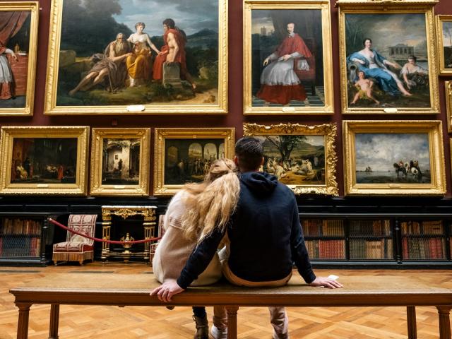 Paar vor Gemälden im Condé-Museum von Chantilly, Nordfrankreich. Copyright: CRTC Hauts-de-France - Teddy Henin