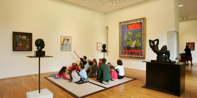 Kinder vor einem Gemälde im Matisse-Museum von Le Cateau-Cambrésis, Nordfrankreich. Copyright: Département du Nord - Philippe Houzé