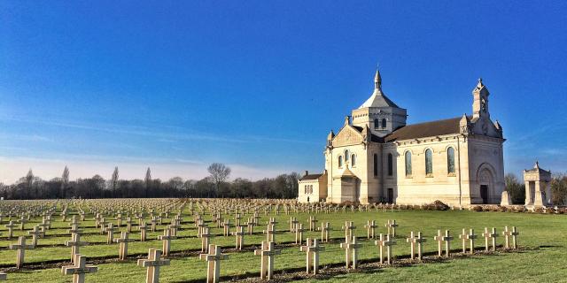 Nationalfriedhof Noter Dame de Lorette in Ablain-Saint-Nazaire, Nordfrankreich © Hauts-de-France Tourisme - Mylène Fargeot