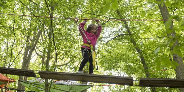 Nordfrankreich, Ailly-sur-Noye, Kind beim Balancieren im Abenteuer- und Kletterwald. Copyright: CRTC Hauts de France - Benjamin Teissedre