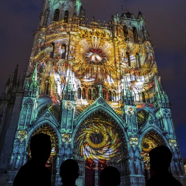 Lichtershow an der Fassade der Kathedrale von Amiens bei Nacht, Copyright: CRTC Hauts-de-France - Teddy Hennin