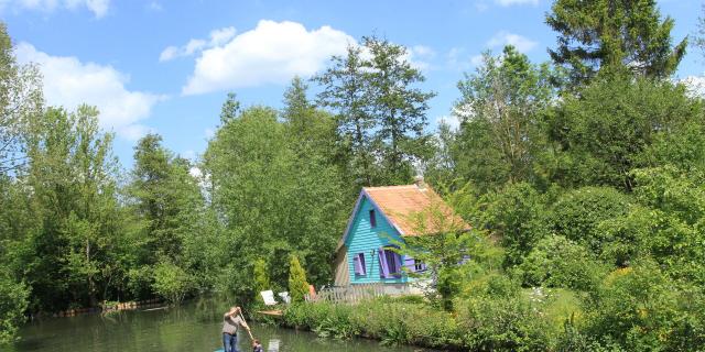 Eine blaue Gemüsebauernhütte auf einer schwimmenden Insel empfängt heute Übernachtungsgäste in Amiens, Nordfrankreich. Copyright: CRTC Hauts-de-France - Guillaume Fatras