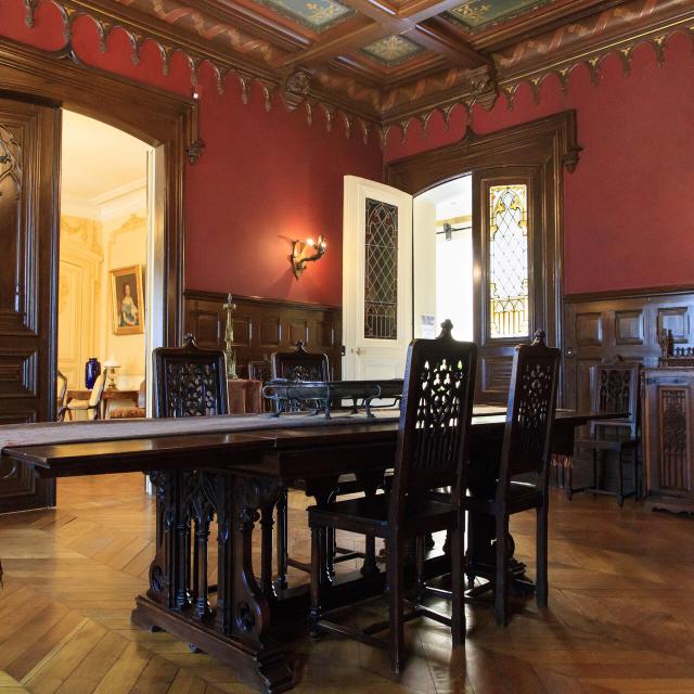 Esstisch in einem Raum mit Holzpanelen im Haus von Jules Verne in Amiens, Nordfrankreich. Copyright: CRTC Hauts-de-France - AS Flament