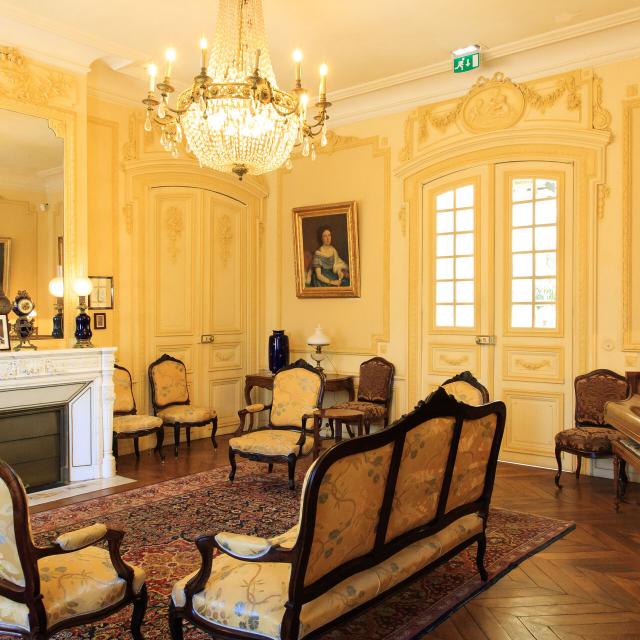 Salon mit gelber Wandfarbe und Polstermöbeln im Haus von Jules Verne, Amiens, Nordfrankreich. Copyright: CRTC Hauts-de-France - AS Flament