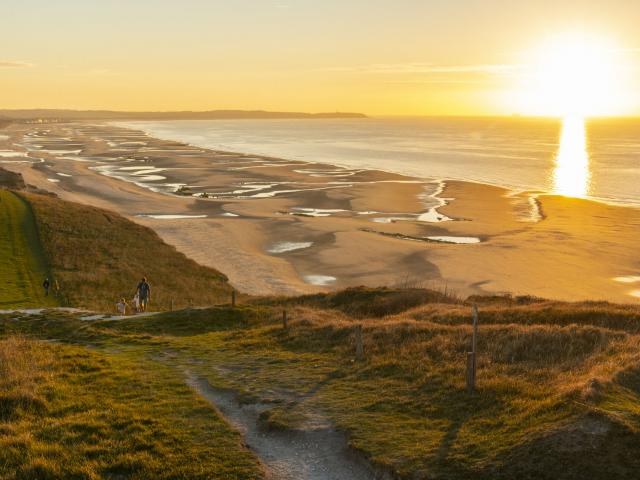 Escalles _ Cap Blanc-Nez _ Promenade en longeant le Cran d'Escalles vers la Baie de Wissant au coucher du soleil © CRTC Hauts-de-France - Stéphane Bouilland