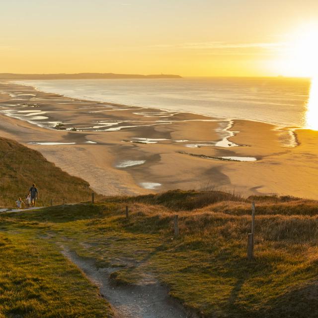 Spaziergang im Sonnenuntergang beim Kap Blanc-Nez von Cran d'Escalles in Richtung der Bucht Wissant, Copyright: CRTC Hauts-de-France - Stéphane Bouilland
