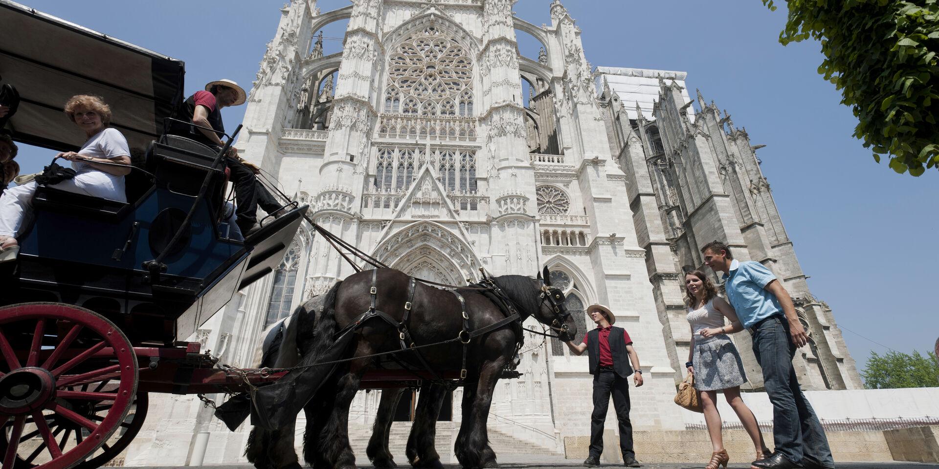 Pferdekutsche vor der Kathedrale von Beauvais, Nordfrankreich. Copyright: CRTC Hauts-de-France - Comdesimages.com