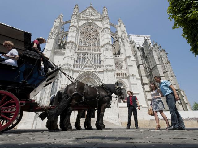 Pferdekutsche vor der Kathedrale von Beauvais, Nordfrankreich. Copyright: CRTC Hauts-de-France - Comdesimages.com