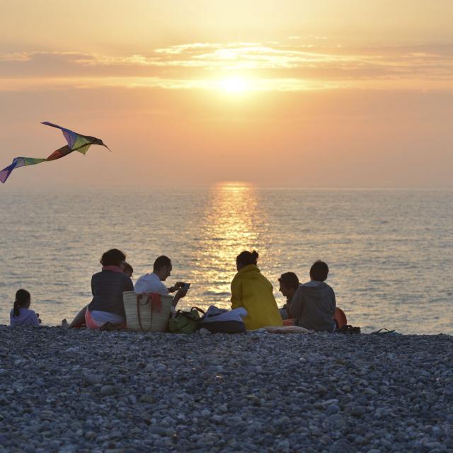 Eine Gruppe beim Picknick am Strand in Cayeux-sur-Mer, Copyright CRTC Hauts-de-France - Nicolas Bryant