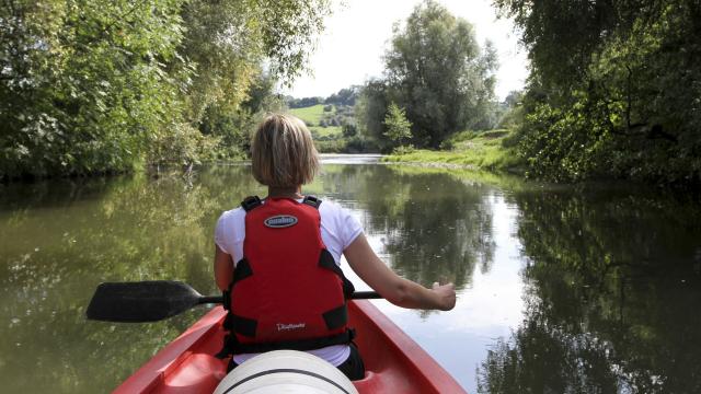 Frau im Kanu im Tal der Oise auf der Stevenson-Route, Nordfrankreich. Copyright: CRTC Hauts-de-France - Guillaume Fatras