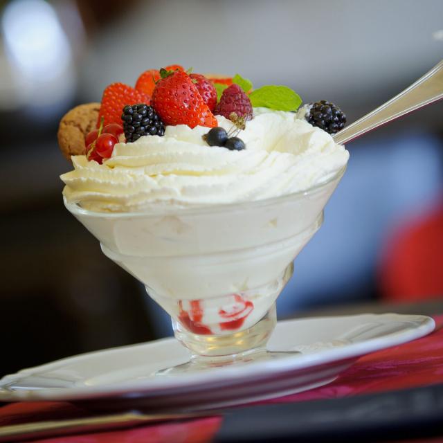 Ein Glas mit Schlagsahne und Früchten auf Schloss Chantilly in Nordfrankreich, Copyright: CRTC Hauts-de-France - Vincent Colin