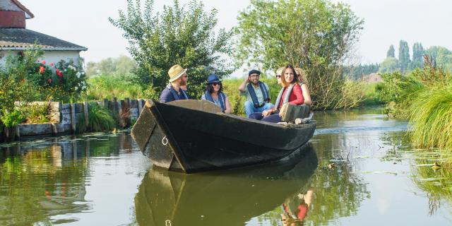 Gruppe fährt in traditioneller Barke durch das Moor von Saint-Omer. Copyright: Tourisme en Pays De Saint Omer - P.Hudelle
