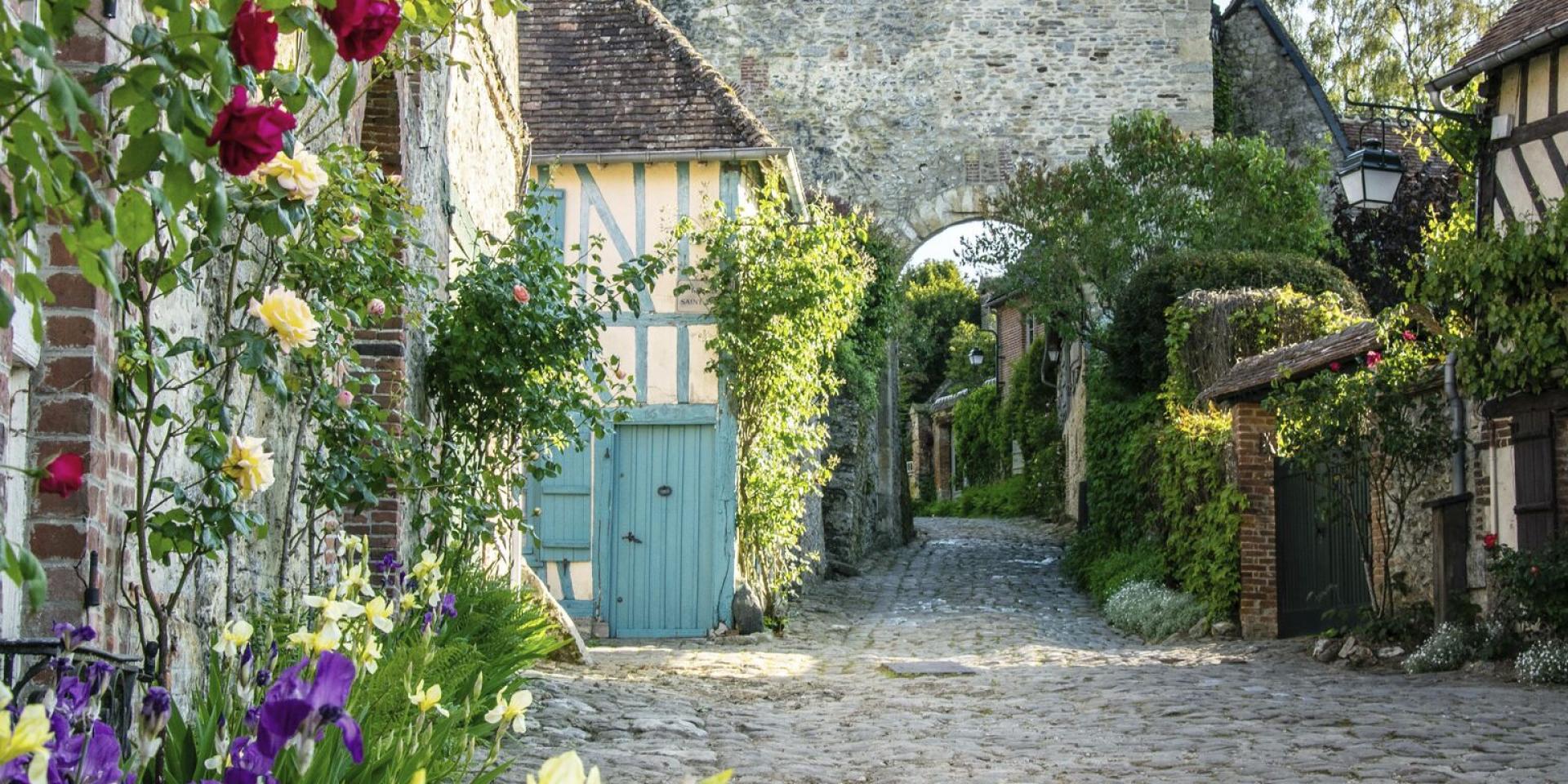 Das mittelalterliche Tor und das blaue Haus (la maison bleue) in Gerberoy, Copyright CRTC Hauts-de-France_Antoine Versluys