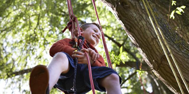 Kind hängt förmlich in den Seilen im Kletterpark Samara in La Chaussée Tirancourt, Nordfrankreich. Copyright: CRTC Hauts-de-France - Guillaume Crochez
