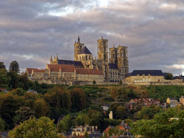 Panoramablick auf die gotische Kathedrale von Laon in Nordfrankreich. Copyright: Hemis.fr - René Mattes