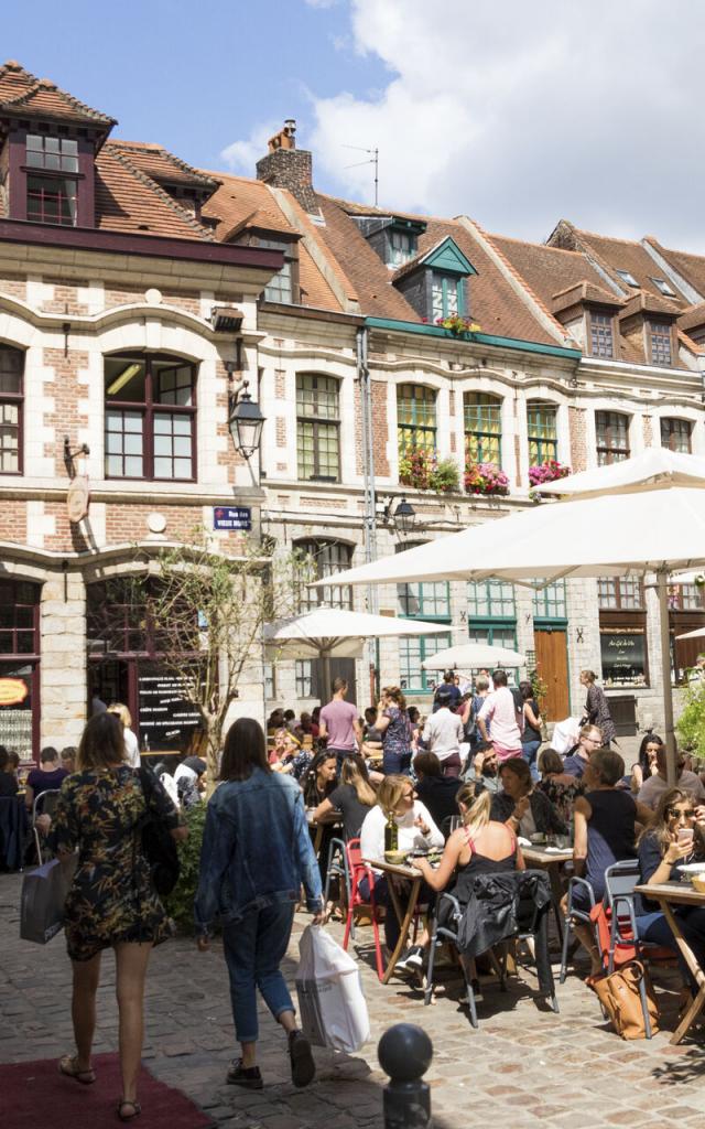 Sommerliche Caféterrasse in der Altstadt von Lille auf dem Platz der Zwiebeln, Copyright: CRTC Hauts-de-France - Benoît Guilleux