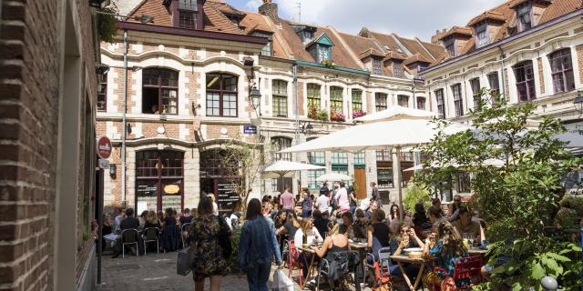 Sommerliche Caféterrasse in der Altstadt von Lille auf dem Platz der Zwiebeln, Copyright: CRTC Hauts-de-France - Benoît Guilleux