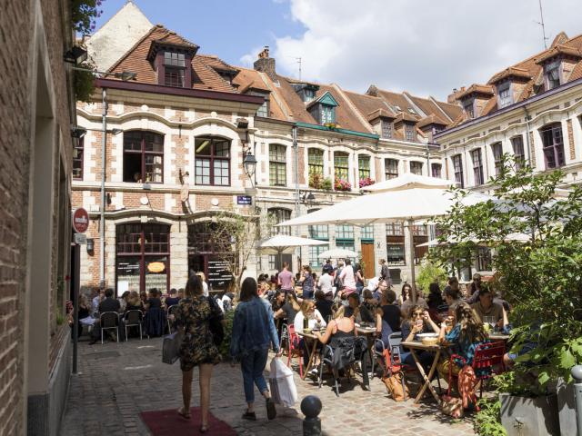 Sommerliche Caféterrasse in der Altstadt von Lille auf dem Platz der Zwiebeln, Copyright: CRTC Hauts-de-France - Benoît Guilleux