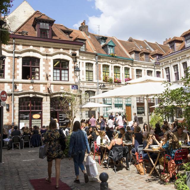 Sommerliche Caféterrasse in der Altstadt von Lille auf dem Platz der Zwiebeln, Copyright: CRTC Hauts-de-France - Benoît Guilleux