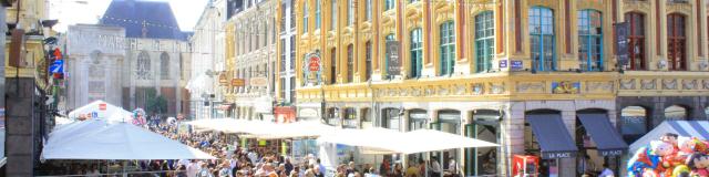 Noordfrankrijk_Lille_La grande braderie vue depuis les marches de la Voix du Nord sur la Grand Place © Office de Tourisme de Lille_Olivier Duhamel
