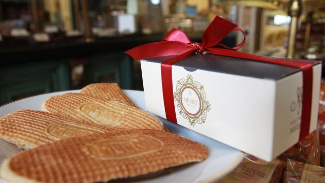 Teller mit Waffel der Pâtisserie Meer in der Altstadt von Lille, Copyright: Hauts-de-France - Jean-Luc Verbrugghe