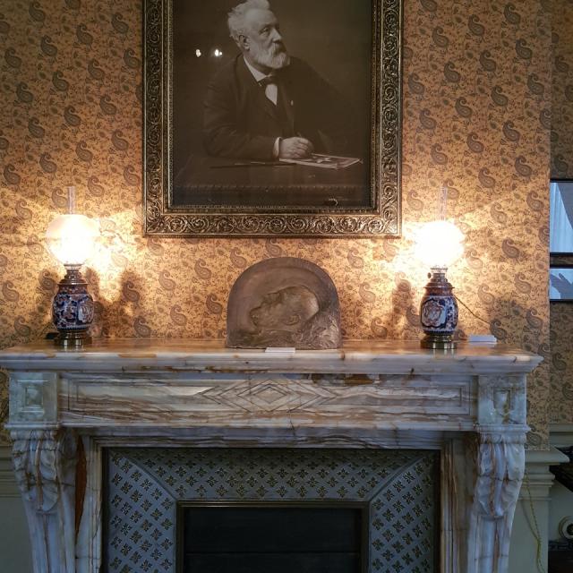 Blick auf den Kamin mit einem Bildnis des Schriftstellers im Haus von Jules Verne in Amiens, Nordfrankreich. Copyright: ADRT80 - JG