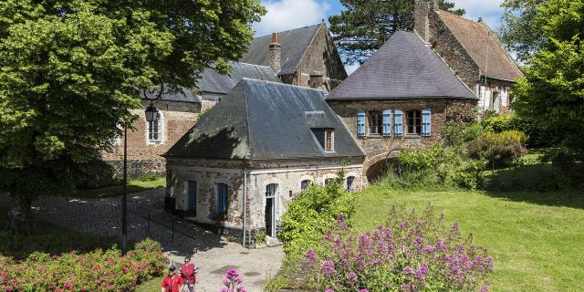 Ein Paar beim Spazieren durch die Straßen von Montreuil-sur-Mer, Copyright CRTC Hauts-de-France - Benoit Bremer