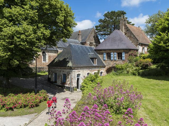 Ein Paar beim Spazieren durch die Straßen von Montreuil-sur-Mer, Copyright CRTC Hauts-de-France - Benoit Bremer