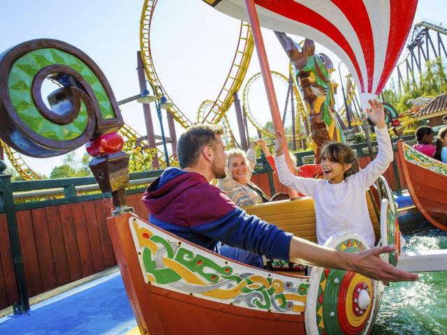 Familie in einem Fahrgeschäft im Asterix-Park in Plailly, Nordfrankreich. Copyright: CRTC Hauts-de-France - Vincent Colin