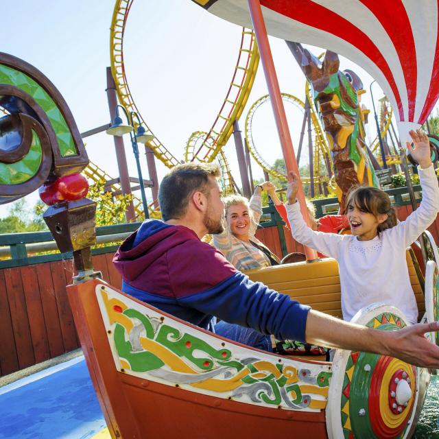 Familie in einem Fahrgeschäft im Asterix-Park in Plailly, Nordfrankreich. Copyright: CRTC Hauts-de-France - Vincent Colin