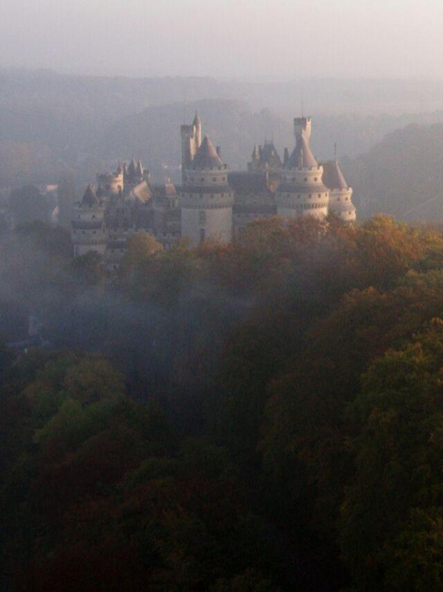 Nordfrankreich, Pierrefonds, Schloss Pierrefonds im Nebel. Copyright: CRTC Hauts-de-France - Stéphane Tatinclaux