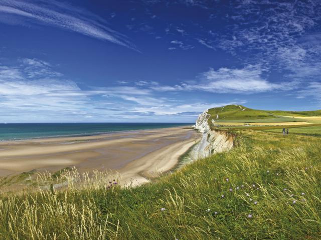 Spaziergänger entlang der Steilküste in Escalles am Cap Blanc Nez, Copyright: CRTC Hauts-de-France - Eric Desaunois
