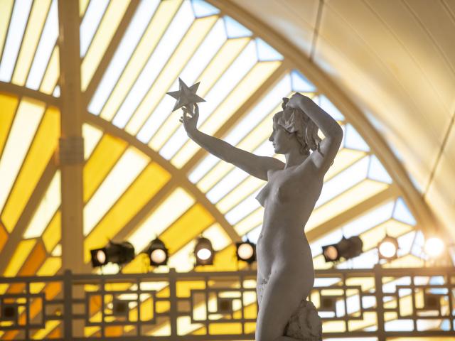 Skulpturen am Schwimmbecken im Museum La Piscine in Roubaix, Copyright: CRTC Hauts-de-France - Benjamin Teissedre