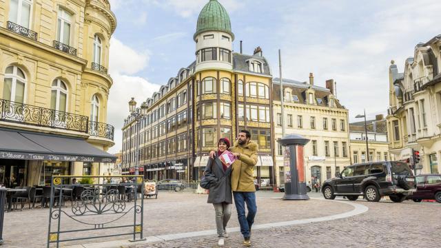 Spaziergang vor den Art Déco Fassaden in Saint-Quentin, Copyright: Agence Aisne Tourisme - Sylvain Cambon