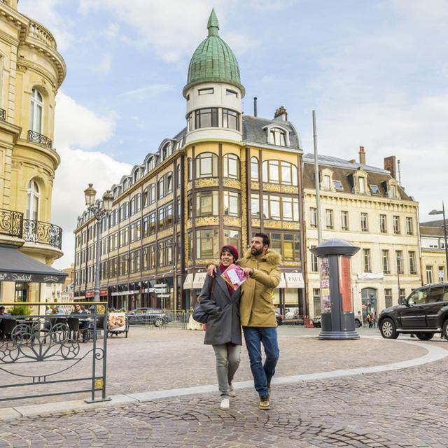 Noord-Frankrijk_Saint-Quentin promeneurs à la découverte des trésors de l'Art Déco © Agence Aisne Tourisme - Sylvain Cambon