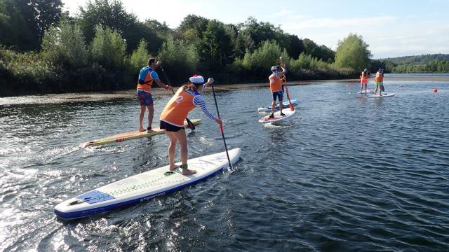 Gruppe beim Stand-Up-Paddle auf dem Fluss Deûle in Lille, Nordfrankreich. Copyright: Le Grand Huit Jb Degandt