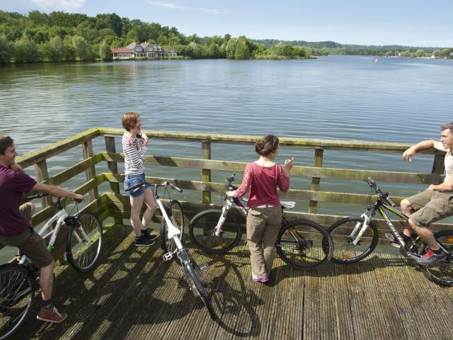 Fahrradfahrer auf einem Steg am See Ailette in Chamouille, Copyright: CRTC Hauts-de-France - Anne-Sophie Flament