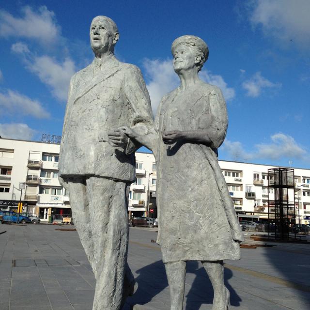 Skulptur von Charles de Gaulle mit seiner Frau auf der Place d'Armes in Calais, Nordfrankreich. Copyright: Fondation de Gaulle