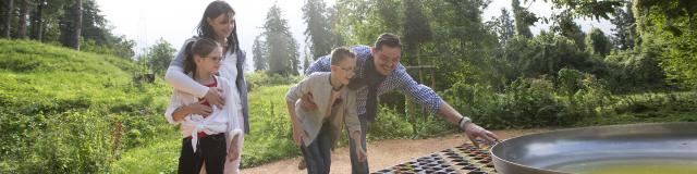 Familie besucht den marokkanischen Garten des Friedens in Craonne, Nordfrankreich. © Hauts-de-France Tourisme - Ludovic Leleu