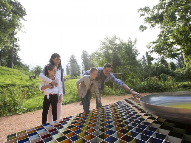 Familie besucht den marokkanischen Garten des Friedens in Craonne, Nordfrankreich. © Hauts-de-France Tourisme - Ludovic Leleu