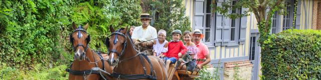 Eine Familie bei der Kutschfahrt mit Alain Bahuchet in Gerberoy, Copyright CRTC Hauts-de-France_Anne-Sophie Flament
