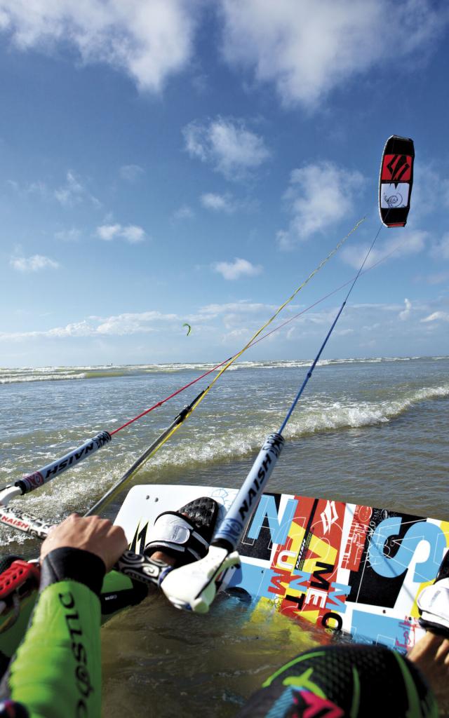 Northern France _ Dunkirk _ Kitesurfing and longe-côte ©CRTC Hauts-de-France - Eric Desaunois