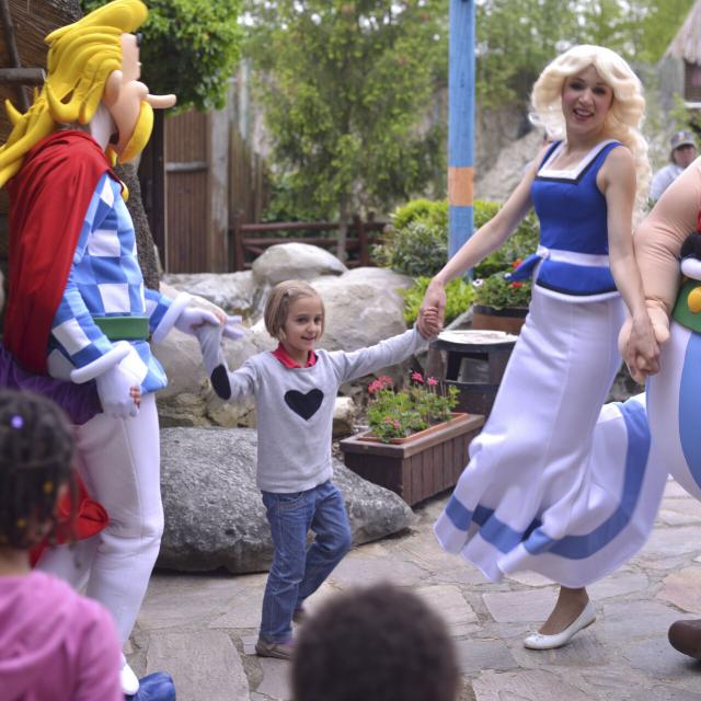 Als Comic-Figuren verkleidete Personen im Asterix-Park in Plailly, Nordfrankreich. Copyright: CRTC Hauts-de-France - Nicolas Bryant
