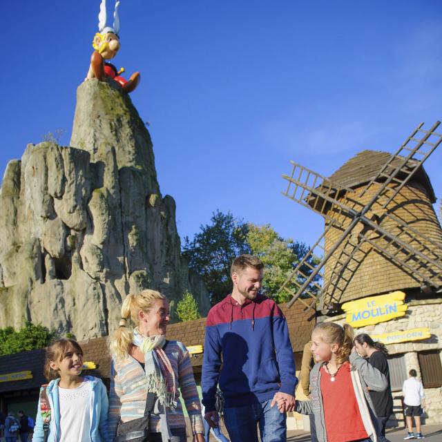 Familie im Asterix-Park, im Hintergrund eine Attraktion in Plailly, Nordfrankreich. Copyright: CRTC Hauts-de-France - Vincent Colin