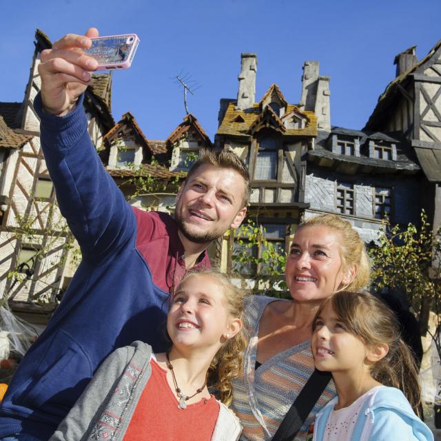 Familie macht ein Foto von sich im Asterix-Park in Plailly, Nordfrankreich. Copyright: CRTC Hauts-de-France - Vincent Colin