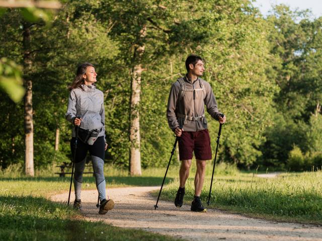 Nordfrankreich, Paar mit Nordic-Walking Stöcken im Sonnenlicht. Copyright: Sylvain Prémont - Agence Aisne Tourisme
