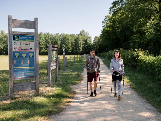 Zwei Personen laufen auf gut ausgeschildertem und ausgebautem Wanderweg durch Nordfrankreich. Copyright: Sylvain Prémont - Agence Aisne Tourisme