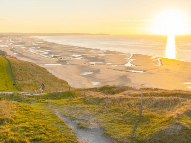 Le cap Blanc-Nez et la promenade vers la baie de Wissant en fin de journée_credit CRT Hauts-de-France _Stéphane BOUILLAND