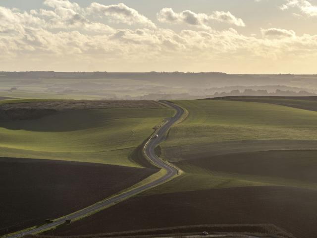 Vue_aerienne_d_une_route_sinueuse_menant_aux_caps-CRT_Hauts-de-France_Nicolas_Bryant.jpg